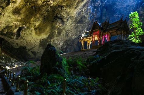  Phraya Nakhon Cave: Mystiikkaa ja Luonnon Kauneutta Aivan Koh Phanganin Rannilla!