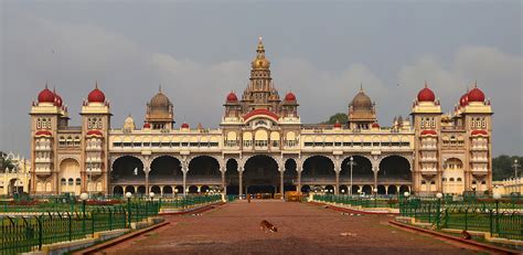  Mysore Palacen mystinen historia ja näyttävät puutarhat!